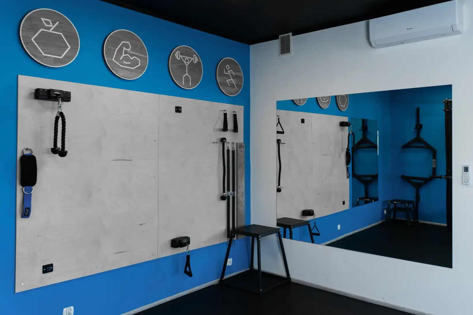 Wnętrze studia treningowego SBody - nowoczesne wyposażenie do treningu siłowego